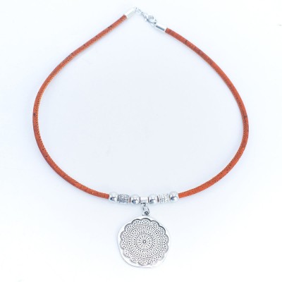 Collana fatta a mano in sughero e zama N-005